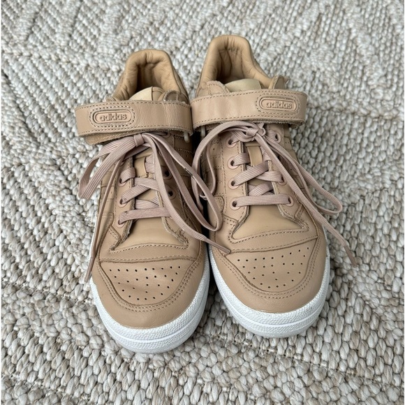 Super trendy Adidas Forum Low Nude&White women’s 7 - Picture 2 of 9